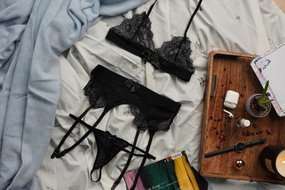Leg Avenue 81631 komplet biustonosz, pas do pończoch i stringi